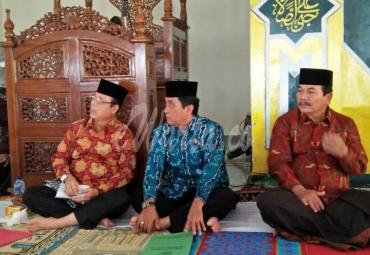 Bupati Seluma H.Bundra Jaya (Kiri), didampingi Wakil Bupati Drs Suparto, M. Si (Kanan) dan Ka. Kemenag Seluma H. Herman Yatim (Tengah)