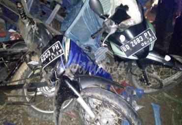 Kendaraan bermotor yang rusak, akibat ditabrak pick up