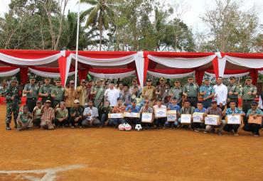 Foto bersama usai penyerahan bantuan kepada para petani
