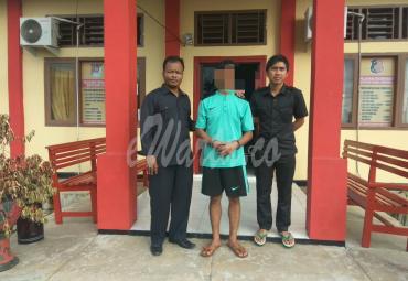 Foto tersangka (A-I) didampingi petugas, oknum guru honorer di Seluma