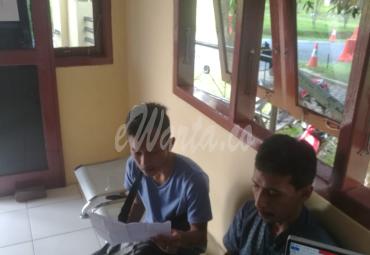 Korban (Suradi) saat melapor ke Polres Seluma