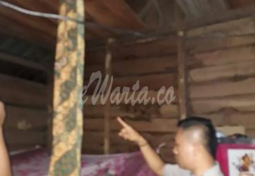 Salah satu Anggota Kepolisian menunjuk tempat korban MH gantung diri