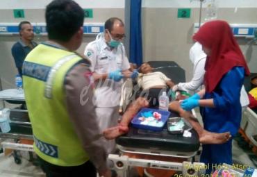 Korban saat mendapatkan perawatan medis