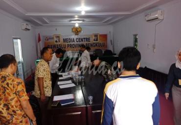 Rohidin Mersyah saat memberikan klarifikasi di Bawaslu Provinsi Bengkulu