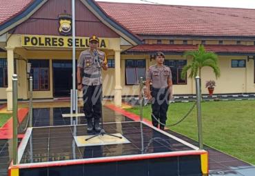 Kapolres Seluma AKBP I Nyoman Mertha Dana saat memberikan sambutan dalam apel pengecekan personil pengamanan Pemilu 2019