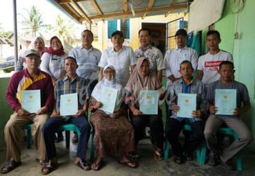 Gusnan bagikan sertifikat 3 warga desa di Bengkulu Selatan