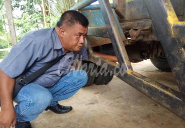 Seorang ASN BLH menunjukan Bohol truk yang sudah tidak ada ditempat