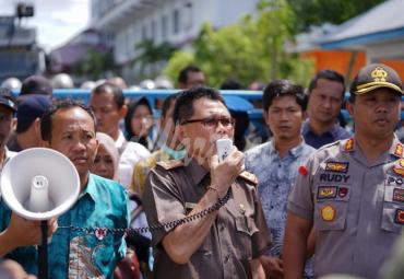 Asisten I Kabupaten Bengkulu Selatan saat menemui pedagang