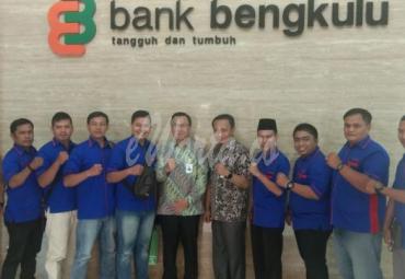 Direksi Bank Bengkulu dan Pengurus AMBO foto bersama