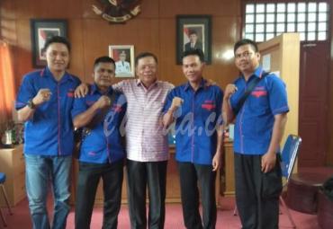 Kepala Dinas Pendidikan dan Kebudayaan Provinsi Bengkulu foto bersama dengan pengurus AMBO