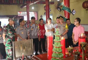 Kapolda dan rombongan saat memantau perayaan Tahun Baru Imlek di Bengkulu