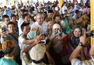 Sampai di Bengkulu Utara, Menteri Desa dan PDTT Eko Sandjojo dikerumuni warga