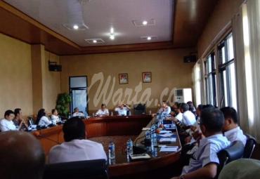 Plt Bupati Bengkulu Selatan Gusnan Mulyadi, saat memberikan arahan dengan Camat dan Lurah