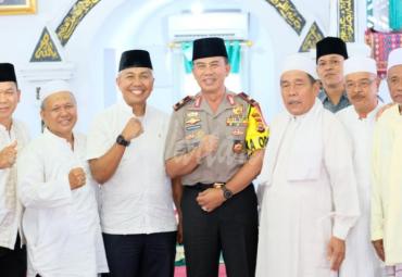 Kapolda Bengkulu Brigjen Pol Drs Supratman foto bersama dengan pengurus dan jamaah