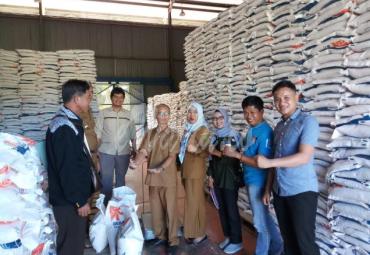 Kadinsos dan rombongan menunjukan gudang Rastra