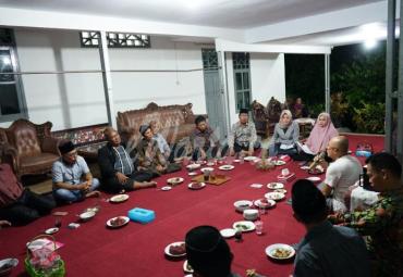 Gusnan Mulyadi memanggil Camat dan Lurah sembari ngobrol santai di Rumah Dinas 