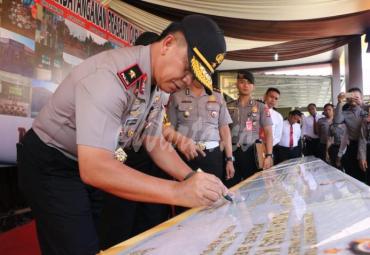 Penandatanganan Prasasti oleh Kapolda Bengkulu Brigjen Pol Drs Supratman, MH