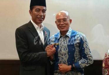 Plt Bupati Bengkulu Selatan Gusnan Mulyadi berfoto bersama dengan Presiden RI Joko Widodo