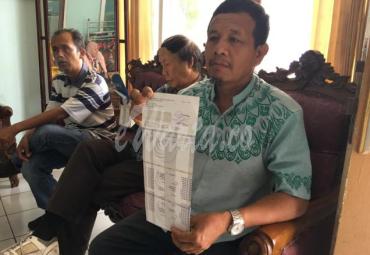 Salah satu warga menunjukkan bukti setoran ke PT Pos cabang PUT, Rejang Lebong