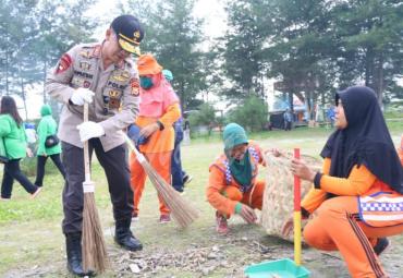 Kapolda Bengkulu Brigjen Pol Drs Supratman tanpa canggung turut membersihkan sampah