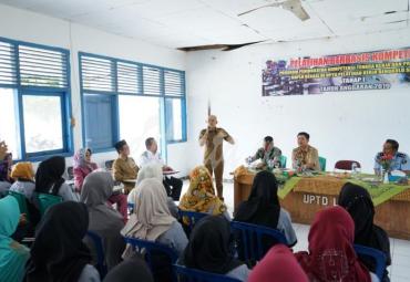 Plt Bupati Bengkulu Selatan (Gusnan Mulyadi) saat memberikan motivasi kepada peserta Pelatihan Kerja