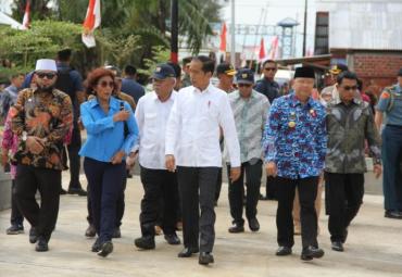 Presiden Republik Indonesia ( Ir. Joko Widodo ) saat mengunjungi kampung nelayan Sumber Jaya Bengkulu
