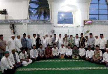 Usai Sholat subuh berjamaah Gubernur menyempatkan diri untuk berfoto bersama