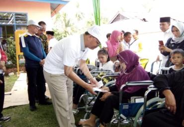 Penyerahan bantuan oleh Gubernur Bengkulu Dr H Rohidin Mersyah