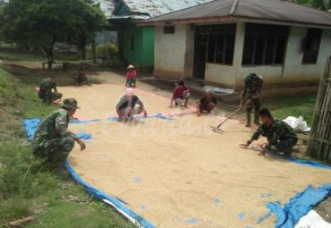 Anggota Satgas TMMD di Desa Talang Alai membantu dan menyatu warga setempat
