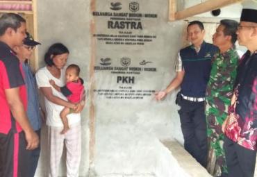 Pemasangan stiker tanda keluarga kurang mampu