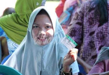 Salah satu warga menunjukan kartu BPJS