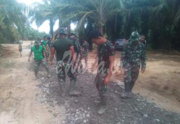 Pengoralan jalan menuju sentra produksi warga Desa Talang Alai