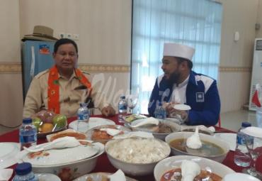 Walikota Bengkulu H. Helmi Hasan sambut kedatangan Capres 02 (Prabowo Subianto) di Bandara Fatmawati Bengkulu