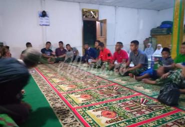 Anggota satgas TMMD Yasinan dan pengajian bersama warga Desa Talang Alai