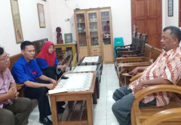 Obrolan santai di sela-sela silaturahmi Ketua AMBO bersama ketua Rumah KMA (Paulus Norodom Sihanaok)