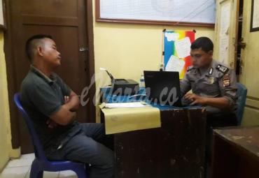 Tertuduh (Maman) ketika melaporkan dugaan pencemaran nama baik ke Polsek Seluma