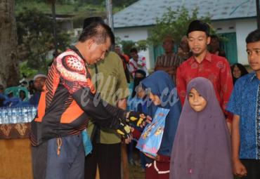 Kapolda menyerahkan santunan kepada anak-anak panti asuhan Anak Sholeh