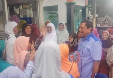 Bupati Bengkulu Utara, Ir. Mian sambangi warga lakukan penarikan dana PKH