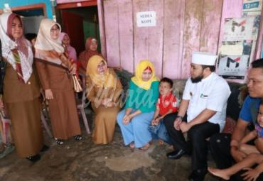 Walikota Bengkulu tampak akrab bercengkrama dengan Govin, bocah penderita jantung bocor