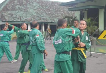 Anggota Kodim 0718 Pati Jawa Tengah ikuti latihan bela diri Yongmodo