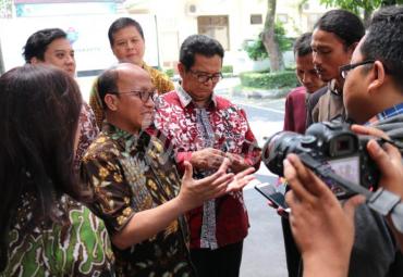 Sekjen Kemendes PDTT, Anwar Sanusi membuka pelatihan handycraft rajut ekonomi kreatif 
