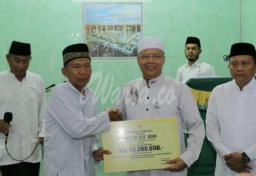 Penyerahan bantuan secara simbolis oleh Gubernur Bengkulu, Rohidin Mersyah kepada pengurus masjid