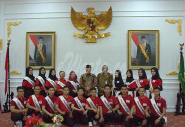 Gubernur Bengkulu berswafoto bersama Finalis Duta Bahasa Provinsi Bengkulu