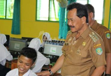 Bupati Benteng (Dr. H. Ferry Ramli) tinjau langsung pelaksanaan UNBK