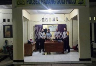 Anggota Polsek Padang Guci amankan 15 botol miras hasil Razia OPS Pekat