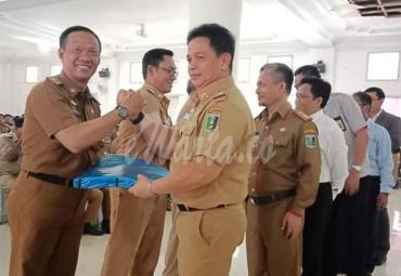 Serah Terima SPPT PBB-P2 oleh Sekda Lampung Timur kepada Camat Way Bungur dan Waway Karya