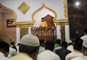Gubernur Bengkulu Rohidin Mersyah beserta istri melaksanakan Sholat Isya dan Taraweh perdana di Masjid Raya Baitul Izzah Kota Bengkulu, Minggu malam (05/05/2019).