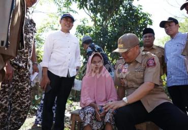 Akrab, Gubernur Bengkulu bercengkrama bersama warga korban terdampak banjir di Desa Ketaping Bengkulu Selatan, Bengkulu