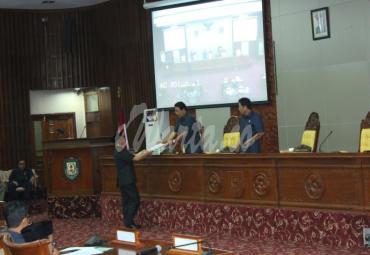 Gubernur Bengkulu Rohidin Mersyah, sampaikan nota penjelasan Gubernur atas raperda rencana umum energy daerah pada rapat paripurna pertama masa sidang kedua 2019 DPRD Provinsi, Rabu, (8/5)