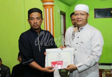 Gubernur Bengkulu (Dr. H Rohidin Mersyah) serahkan bantuan secara simbolis